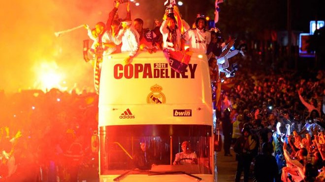 شاهد فيديو سقوط كأس الملك من حافلة ريال مدريد