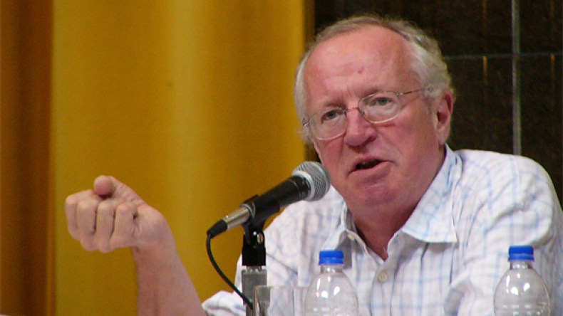 “بيريز لم يكن رجل سلام ولن أنسى قانا وأشلاء الأطفال”