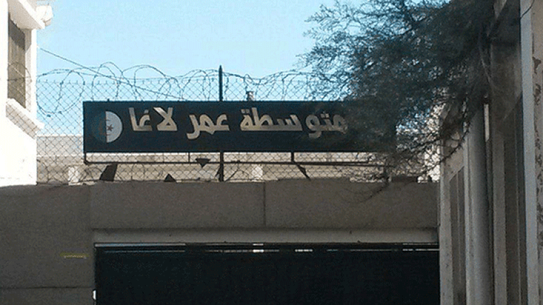 تلاميذ ثانوية عمر لاغا ببوزريعة يدرسون وسط المياه القذرة!