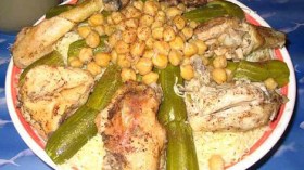 سيدات‮ ‬يشترين‮ ‬عشاء‮ ‬محرَّم‮ ‬من‮ ‬السوق