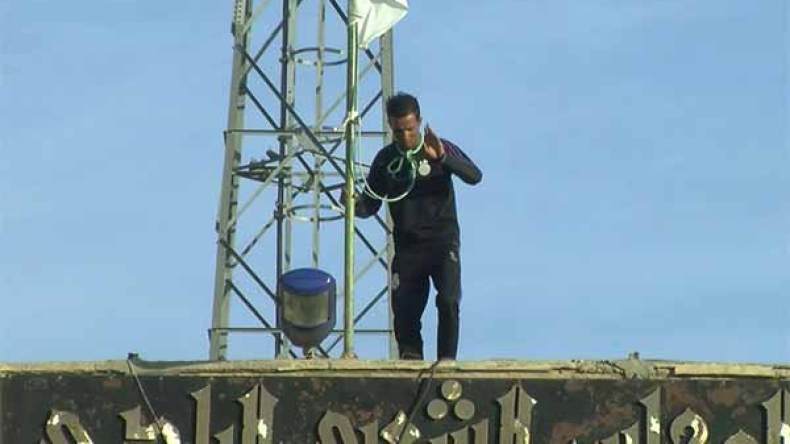 عاطلون يهددون بالانتحار من سطح بلدية بتبسة