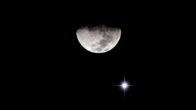 القمر والمشتري يتجاوران اليوم.. ويقترنان غدًا