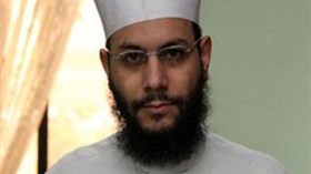 بالفيديو .. داعية مصري يهدد بحذائه على المباشر