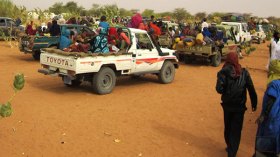 قوافل من المهاجرين السوريين تتدفق على الحدود مع مالي