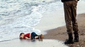 صورة جثة طفل سوري على شواطئ تركيا تصدم العالم