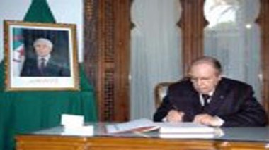 Le président Bouteflika signe le registre de condoléances