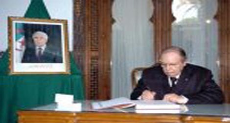 Le président Bouteflika signe le registre de condoléances