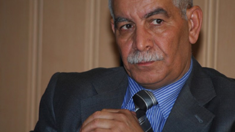 “الدستور لم يحدّد مكان توقيع الرئيس على المراسيم!”