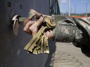 France to receive Algerian Guantanamo detainees as politician refugees