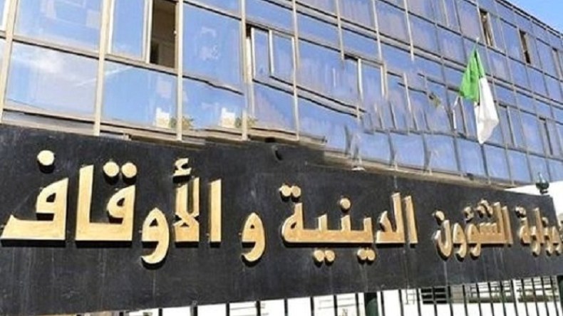 وزارة الشؤون الدينية تفند خبر منع إمام بباب الوادي من الصعود إلى المنبر