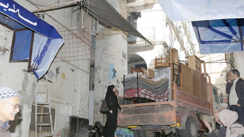 ترحيل 98 عائلة تسكن 20 بناية مهددة بالانهيار بالقصبة