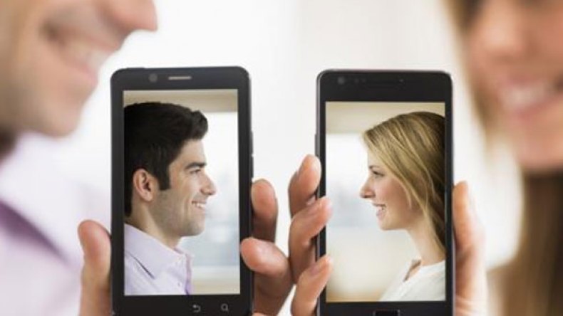 “الخاطبة الإلكترونية” تنعش سوق الزواج في الجزائر