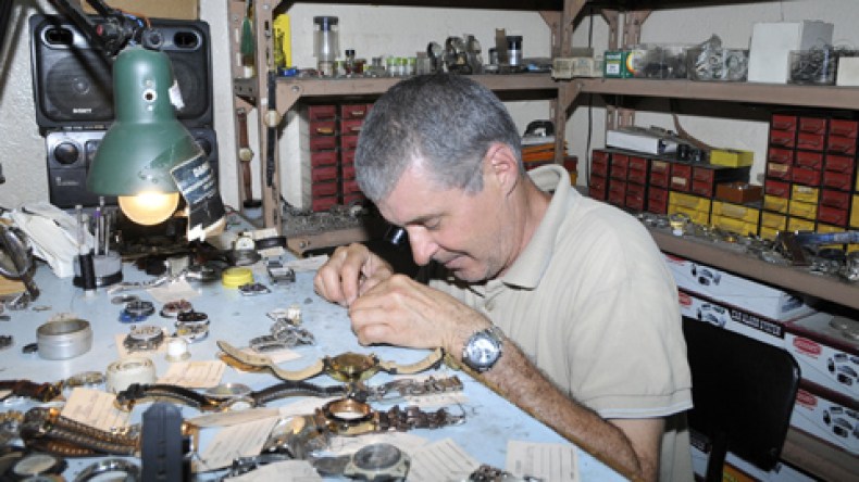 الساعاتي‭.. ‬مهنة‭ ‬في‭ ‬طريقها‭ ‬إلى‭ ‬الانقراض‭ ‬في‭ ‬الجزائر