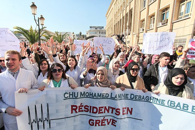 Santé: le bras de fer se durcit entre les résidents et la tutelle