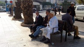 مليونا متقاعد مخيّر بين سحب المعاشات من مراكز البريد أو البنوك