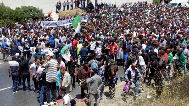 متقاعدو الجيش يعاودون الاحتجاج