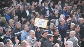 آلاف الغاضبين من قانون التقاعد يعتصمون تحت الأمطار