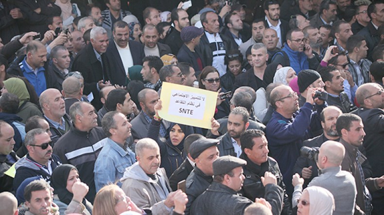 اعتصام وطني بتيزي وزو وإخطار المجلس الدستوري بقانون التقاعد