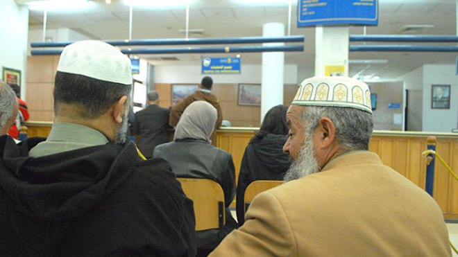 “هذا عقاب جماعي للعمال.. ولا يمكن تمديد مدة 32 سنة عمل”