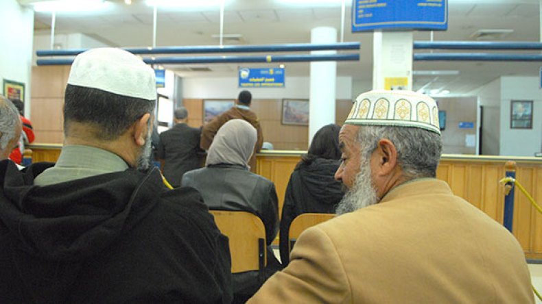 “هذا عقاب جماعي للعمال.. ولا يمكن تمديد مدة 32 سنة عمل”