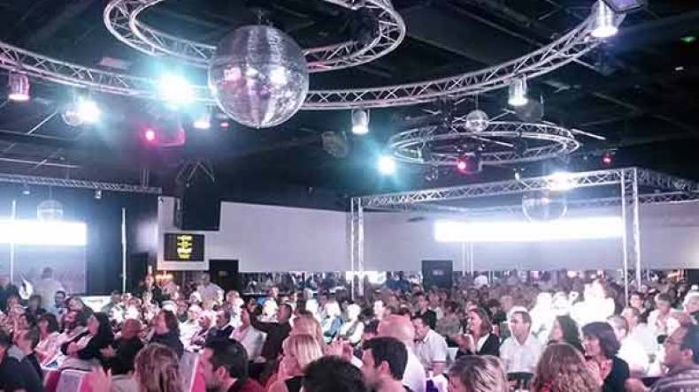 ترسانة من مطربي الراي ووجبات عشاء فاخرة لاستدراج الشباب لـ”الريفيون”