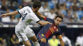 ريال مدريد وبرشلونة يتداولان على “سلطة” الكرة العالمية