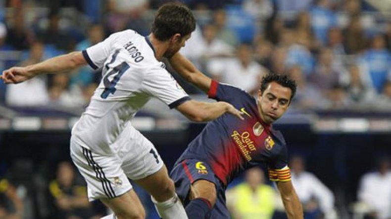 ريال مدريد وبرشلونة يتداولان على “سلطة” الكرة العالمية