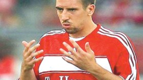 محكمة‭ ‬باريسية‭ ‬تنقذ‭ ‬بن‭ ‬زيمة‭ ‬وريبيري‭ ‬من‭ ‬السجن