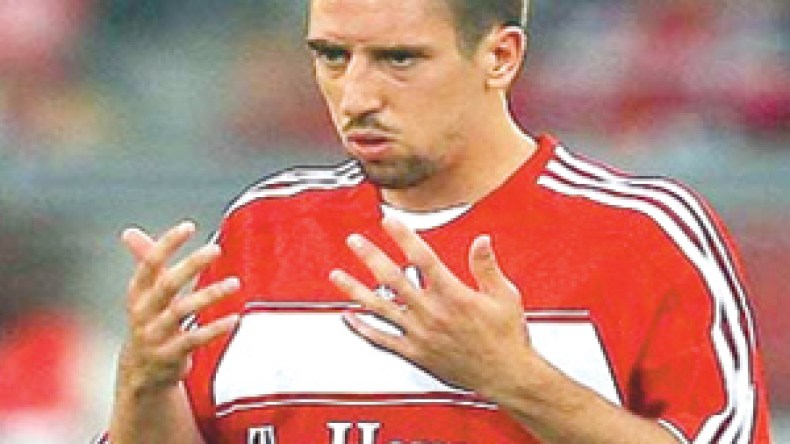 محكمة‭ ‬باريسية‭ ‬تنقذ‭ ‬بن‭ ‬زيمة‭ ‬وريبيري‭ ‬من‭ ‬السجن