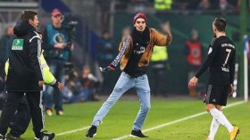 اعتداء سافر على ريبيري‮ ‬من مناصر اقتحم أرضية الملعب