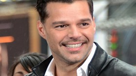 أنباء عن وفاة المغني العالمي ريكي مارتن إثر حادث أليم