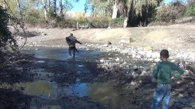 أولياء ينزعون أحذيتهم ويحملون أبناءهم لقطع وادي الذهب بسطيف