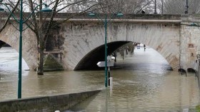 باريس تكتم أنفاسها خوفا من فيضان كبير