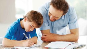 أولياء يفضلون الترغيب والهدايا وآخرون الترهيب والعقاب