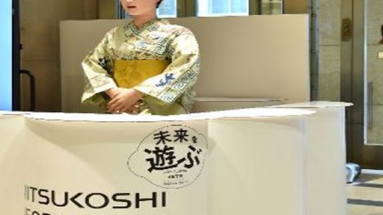 روبوت على شكل مضيفة يستقبل الزبائن في اليابان