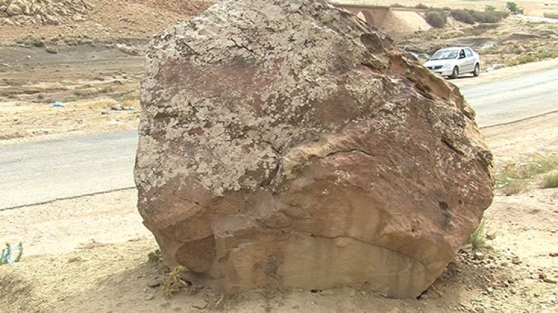 هكذا عذبت فرنسا صخرة صماء بعد ما سقطت على فرنسي