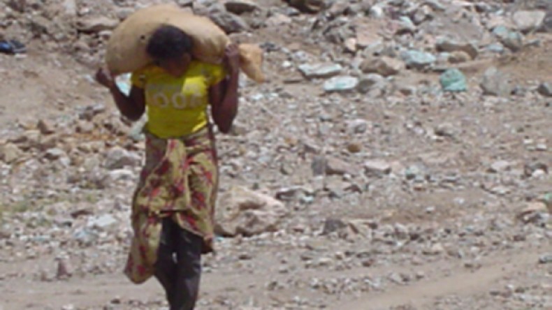 جمع الحصى في الصحاري بأدرار.. مهنة شاقة للنساء لكسب الرزق؟ !