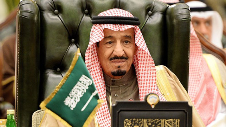 الملك سلمان يصل فرنسا مع حاشيته لقضاء العطلة