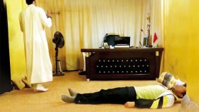 يتركون الفرائض والأذكار ويتبركون بالشفاء في قارورات الماء!