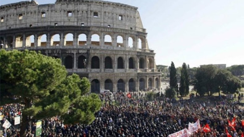 عشرات الآلاف يتظاهرون في روما للمطالبة بفرص عمل