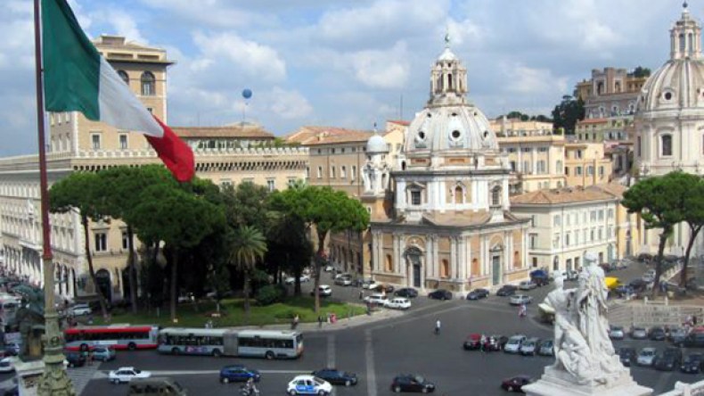 جزائري يحاول الانتحار رفقة زوجته وأبنائه على سطح بلدية في إيطاليا