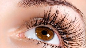 كيف تحصلين على رموش كثيفة وساحرة؟