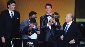 برشلونة يهنئ رونالدو على فوزه بالكرة الذهبية