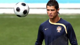 رونالدو يرفض التوقيع لطفلة صغيرة بسبب قميص “البارصا”!؟