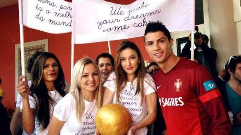 رونالدو يكتفي بالحلوى والفتيات تعويضا لخيبة أمله في “الكرة الذهبية”!