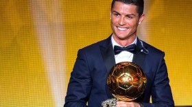 كريستيانو رونالدو يتوّج بالكرة الذهبية 2014