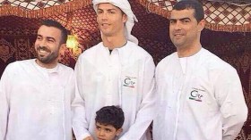 رونالدو يطّل على العرب بالعباءة الخليجية