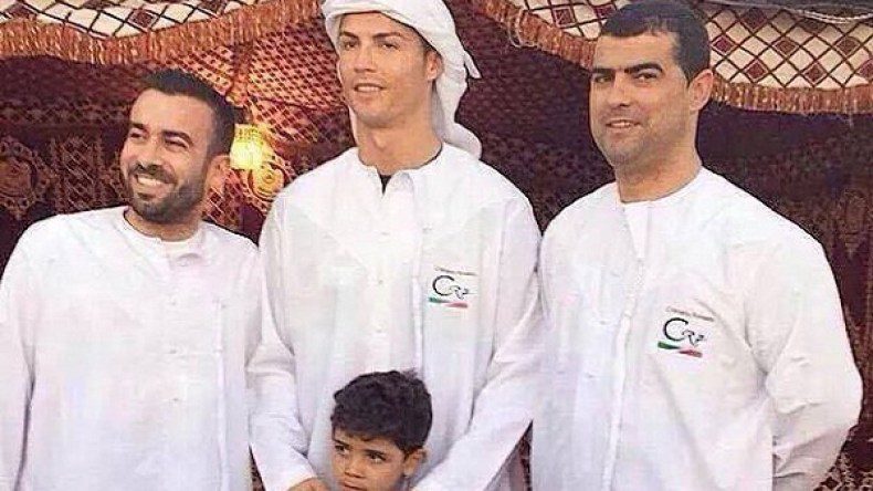 رونالدو يطّل على العرب بالعباءة الخليجية