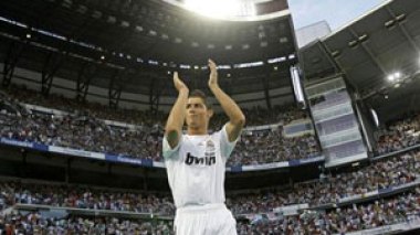 Ronaldo gets Real spectacular welcome