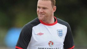 روني يستعد لـ “أورو” 2012 مع الفتيات في ملاهي لاس فيغاس!